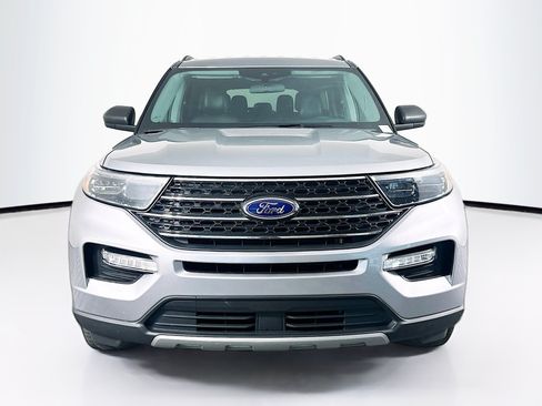 Used 2023 Ford Explorer XLT w/ Equipment Group 202A AWD/4WD image 2