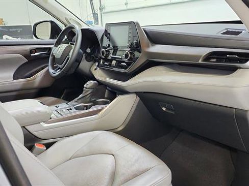 Used 2021 Toyota Highlander Limited FWD image 25