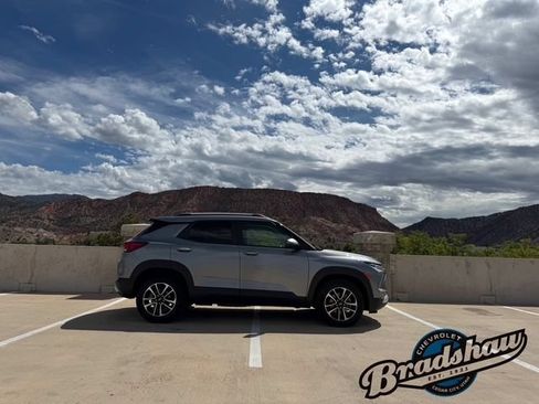 Used 2025 Chevrolet TrailBlazer LT AWD/4WD image 3