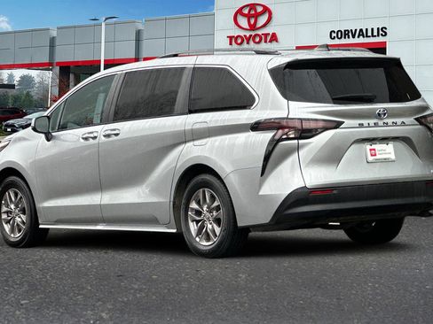 Used 2024 Toyota Sienna XLE image 6