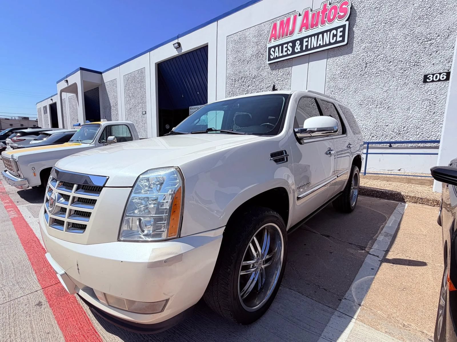 Used 2013 Cadillac Escalade Luxury RWD image 1