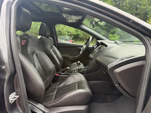 Used 2017 Ford Focus ST w/ Equipment Group 402A FWD image 34