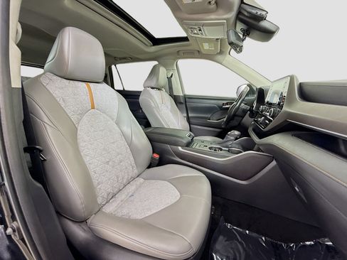 Used 2022 Toyota Highlander Bronze Edition FWD image 29