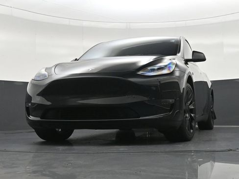 Used 2023 Tesla Model Y Long Range AWD/4WD image 29