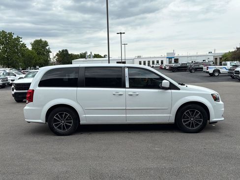Used 2016 Dodge Grand Caravan SXT FWD image 2