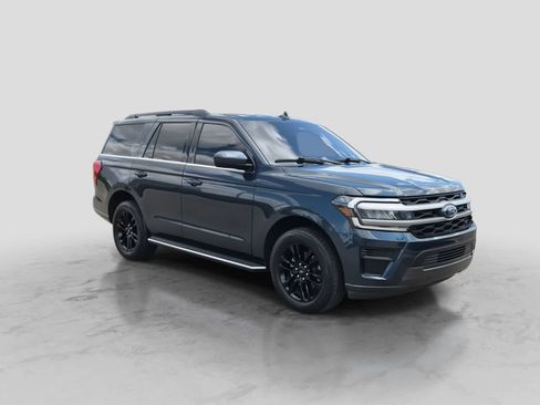 Used 2022 Ford Expedition XLT RWD image 2