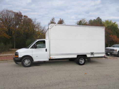 Used 2018 Chevrolet Express 3500 w/ Driver Convenience Package image 23