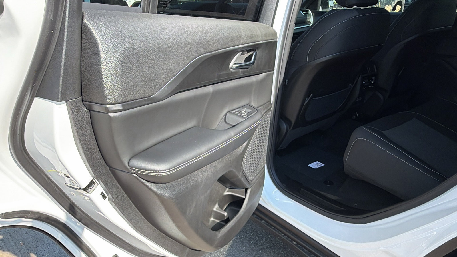 New 2027 Jeep Grand Cherokee Laredo RWD image 18