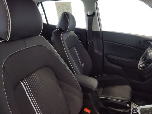 Used 2025 Hyundai Venue Limited image 42