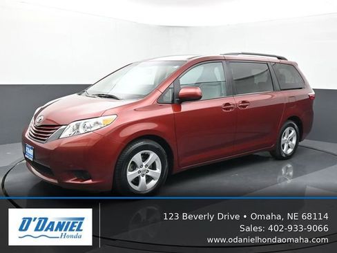 Used 2017 Toyota Sienna LE FWD image 1