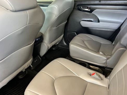 Used 2021 Toyota Highlander XLE AWD/4WD image 4