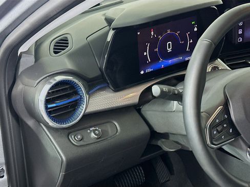 Used 2025 Chevrolet Trax LT w/ LT Convenience Package image 16