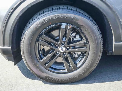 Used 2022 Ford Explorer XLT w/ Equipment Group 202A image 9