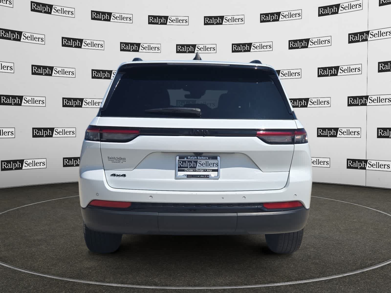 Used 2025 Jeep Grand Cherokee Altitude AWD/4WD image 5
