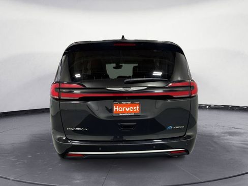 Used 2023 Chrysler Pacifica Touring-L FWD image 8
