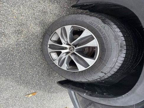 Used 2021 Toyota Highlander XLE image 17