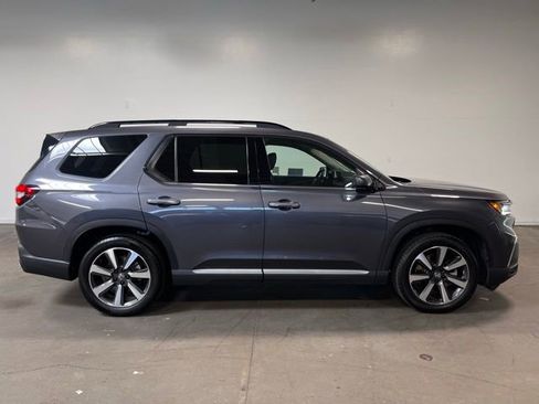 Used 2025 Honda Pilot Touring image 2