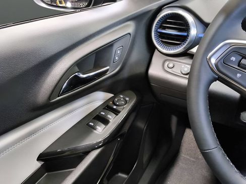 Used 2026 Chevrolet Trax LT w/ LT Convenience Package FWD image 11