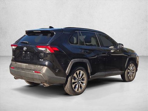 Used 2021 Toyota RAV4 XLE Premium image 5