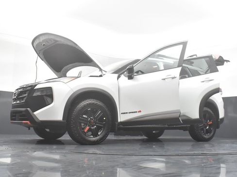 Certified 2025 Nissan Rogue SV image 34