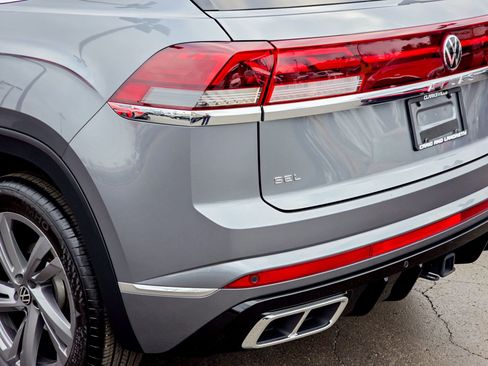 Used 2024 Volkswagen Atlas Cross Sport SEL R-Line image 17