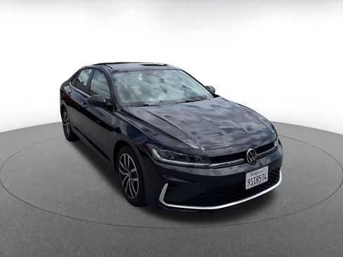 Used 2025 Volkswagen Jetta SE FWD image 3