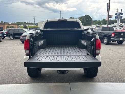 Used 2018 Toyota Tacoma SR5 RWD image 3