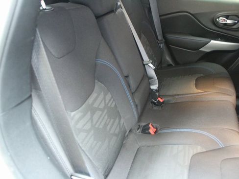 Used 2020 Jeep Cherokee Sport image 7