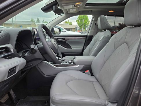 Certified 2025 Toyota Highlander Platinum AWD/4WD image 22