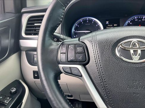 Used 2018 Toyota Highlander XLE AWD/4WD image 23