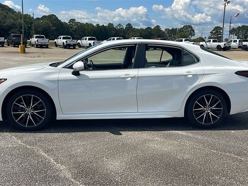 Used 2024 Toyota Camry SE image 5