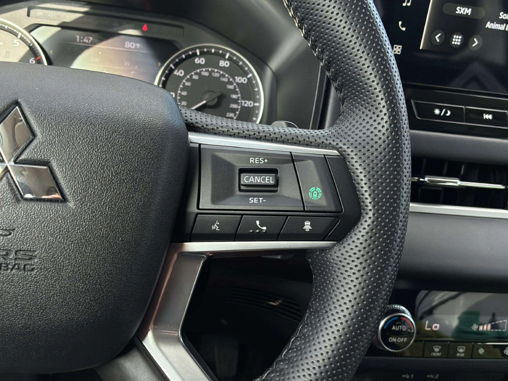 Used 2025 Mitsubishi Outlander SE FWD image 11