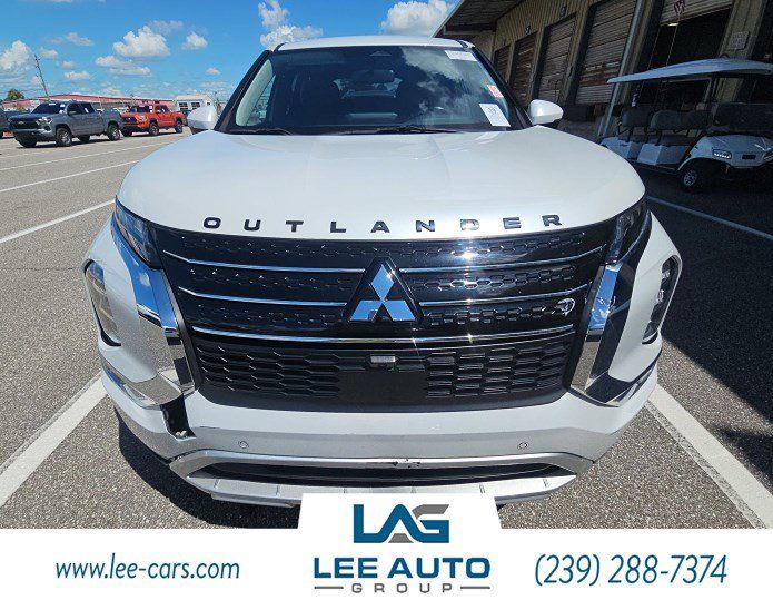 Used 2023 Mitsubishi Outlander SE FWD image 1