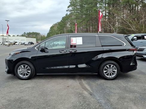 Used 2024 Toyota Sienna XLE image 3