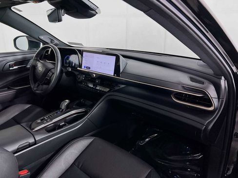 Used 2023 Toyota Crown Limited image 30