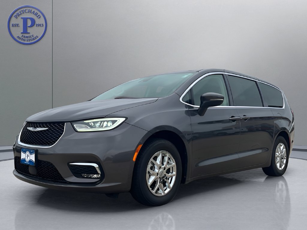 Used 2023 Chrysler Pacifica Touring-L FWD image 3