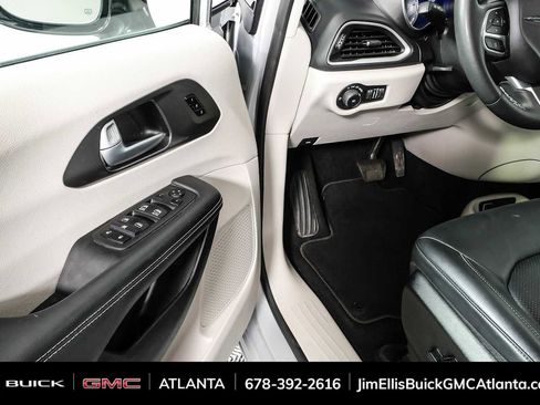 Used 2024 Chrysler Pacifica Touring-L FWD image 7
