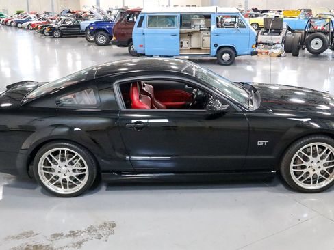 Used 2005 Ford Mustang GT RWD image 19