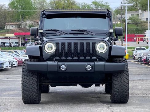 Used 2017 Jeep Wrangler Unlimited Sahara image 2