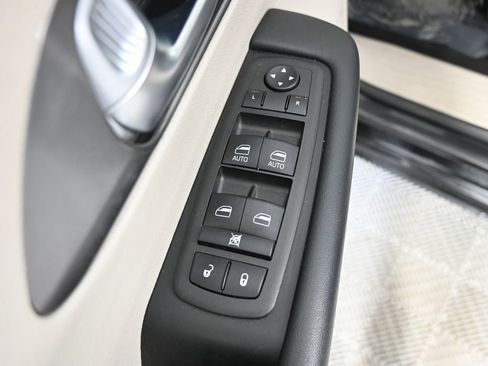 Used 2023 Chrysler Pacifica Touring-L image 20