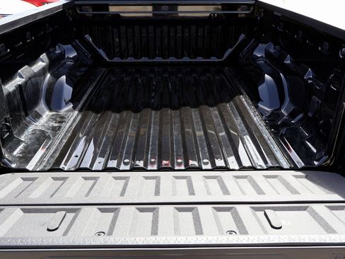 Used 2025 Chevrolet Colorado Z71 image 9