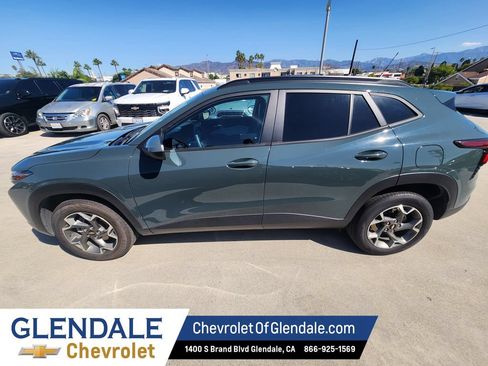 Used 2025 Chevrolet Trax LT FWD image 3