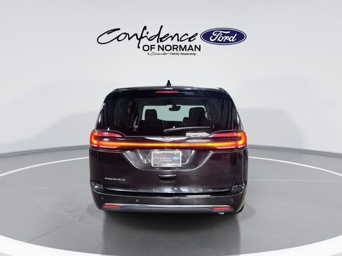 Used 2023 Chrysler Pacifica Touring-L FWD image 7