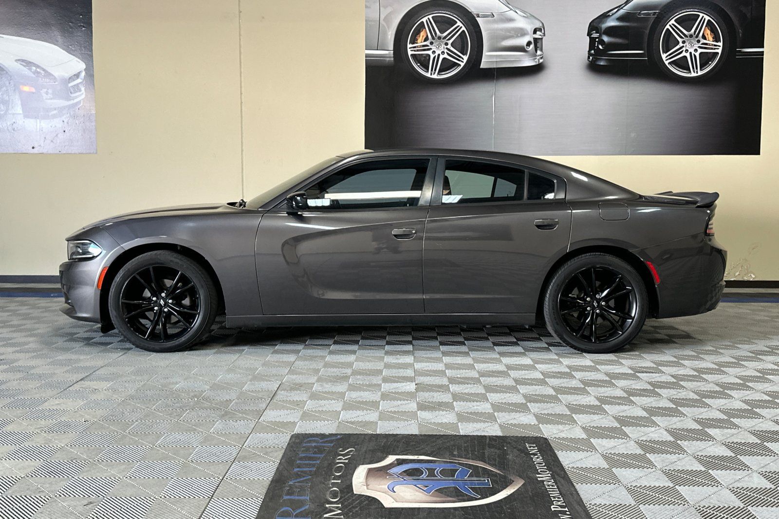 Used 2017 Dodge Charger SE w/ Blacktop Package RWD image 7