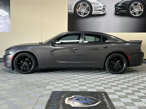 Used 2017 Dodge Charger SE w/ Blacktop Package RWD image 7