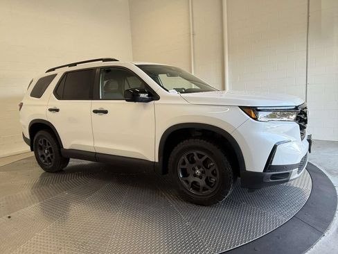 Used 2025 Honda Pilot TrailSport image 9