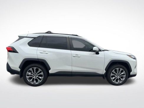 Used 2022 Toyota RAV4 XLE Premium FWD image 5