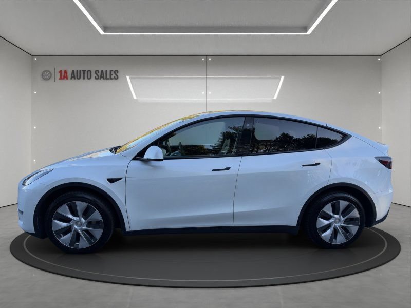 Used 2022 Tesla Model Y Long Range AWD/4WD image 2