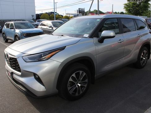 Used 2024 Toyota Highlander XLE AWD/4WD image 2