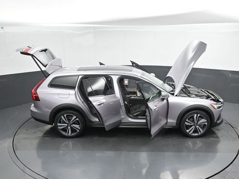 New 2026 Volvo V60 B5 Cross Country Plus w/ Climate Package AWD/4WD image 48